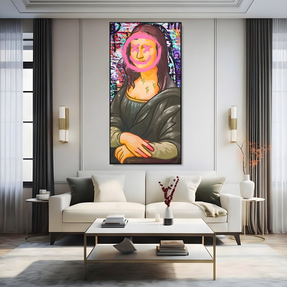 Tablou canvas cu tablou canvas cu mona lisa pop art, in rama de aluminiu negru, pe perete intr-un living